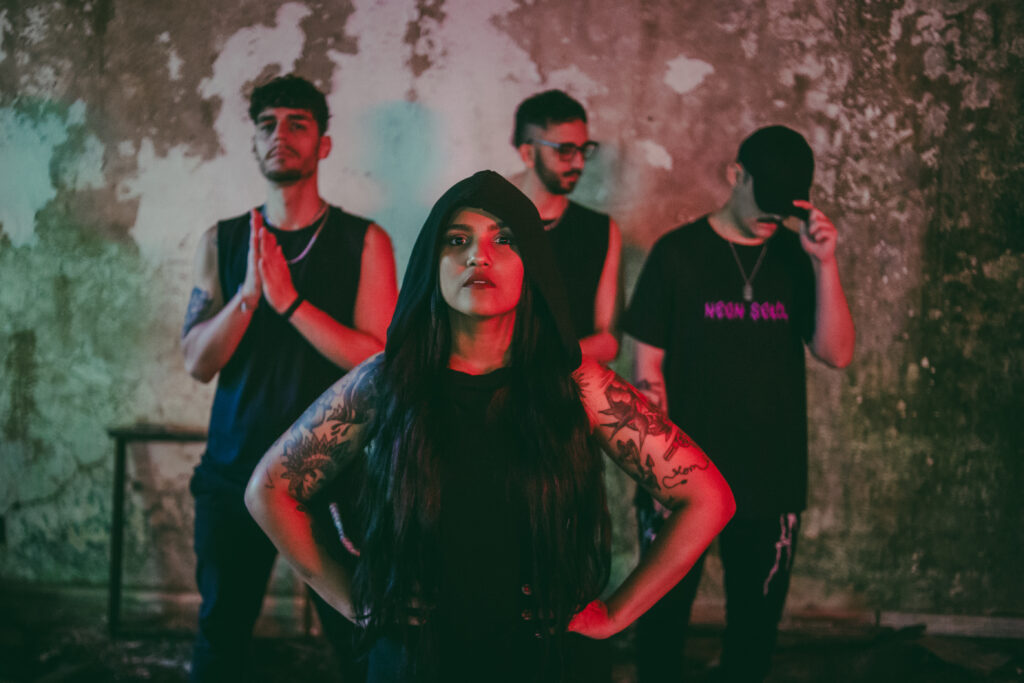 Foto da banda Quantum em meio a ruínas