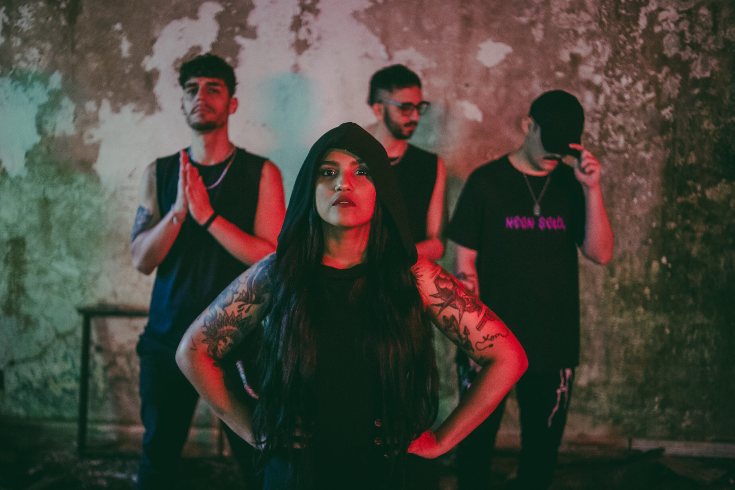 Foto da banda Quantum em meio a ruínas