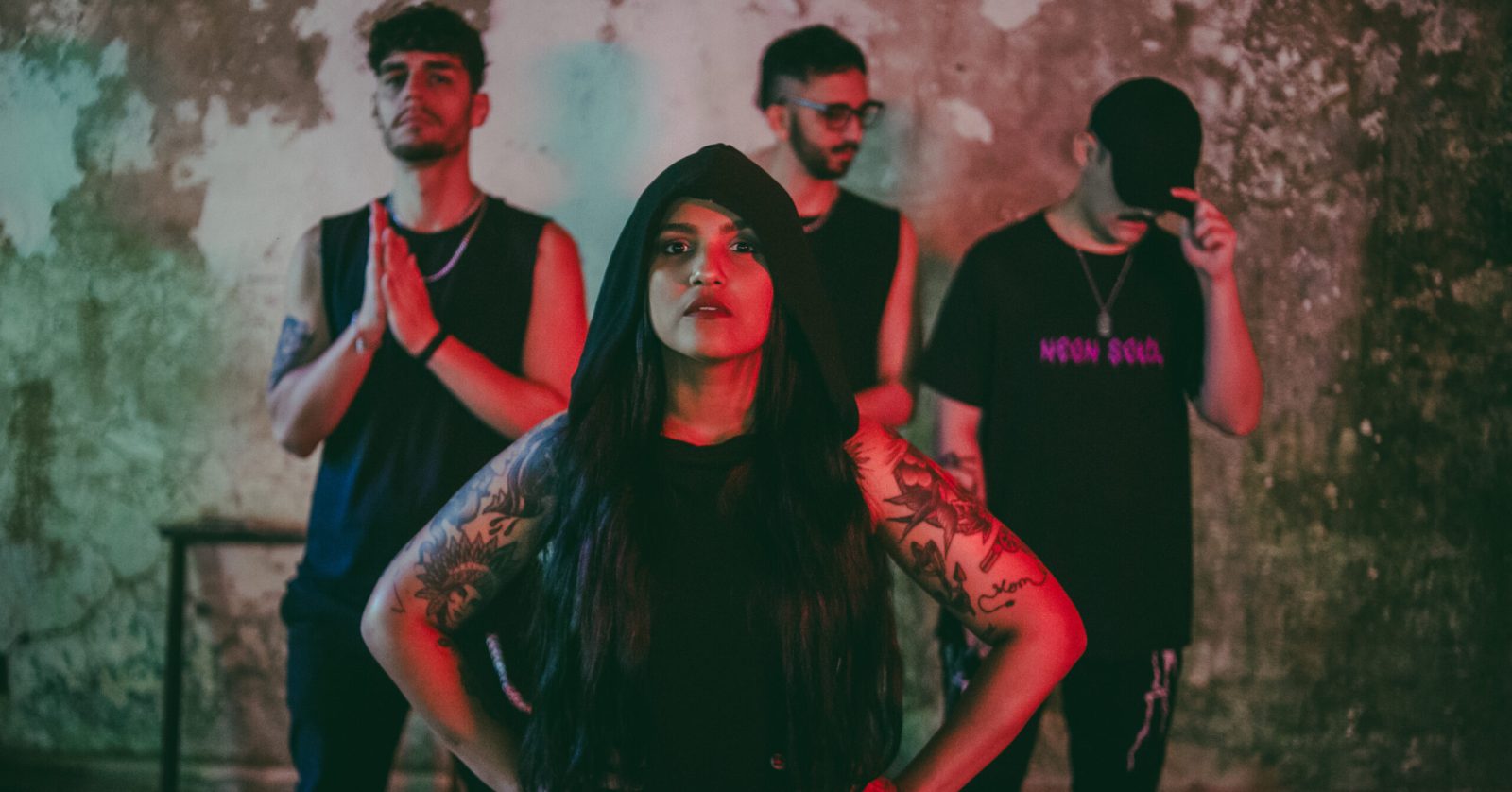 Foto da banda Quantum em meio a ruínas